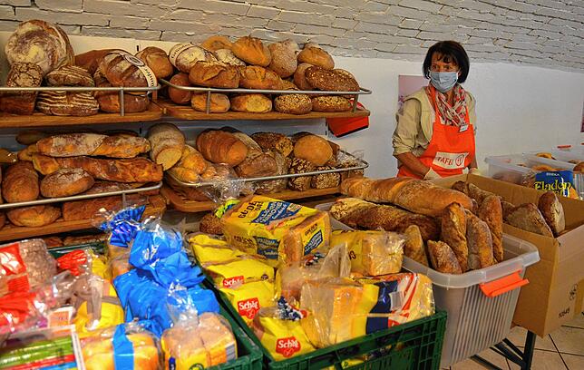 Rita Büttner hat das gespendete Brot im Blick.