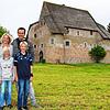 Die Sausers vor ihrem &bdquo;Häuschen&ldquo; in Pfohren (hinten Kerstin und Kai Sauer mit Tochter Lilli (links), vordere Reihe Janne, ...