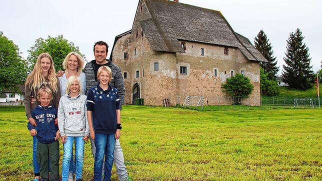 Die Sausers vor ihrem &bdquo;Häuschen&ldquo; in Pfohren (hinten Kerstin und Kai Sauer mit Tochter Lilli (links), vordere Reihe Janne, ...