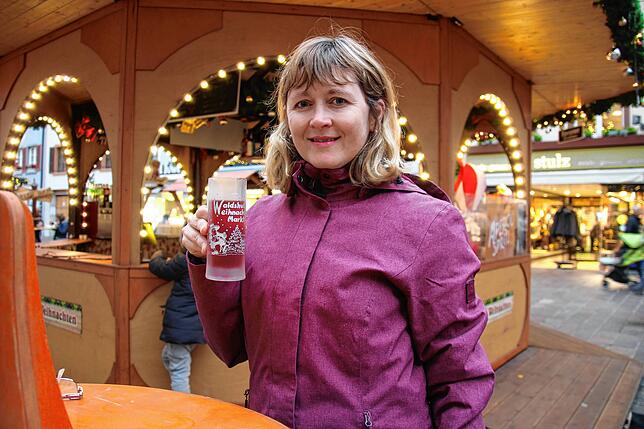 Bild 12: So schön! Besucher genießen den Waldshuter Weihnachtsmarkt