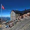 Die Blüemlisalphütte, oberhalb des Hohtürli, dem Passübergang zwischen Kandersteg und dem Kiental im schweizerischen Kanton Bern. Die ...