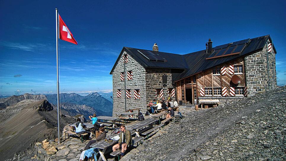 Die Blüemlisalphütte, oberhalb des Hohtürli, dem Passübergang zwischen Kandersteg und dem Kiental im schweizerischen Kanton Bern. Die ...