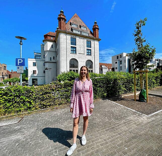 Alexandra Zanger steht vor dem restaurierten Sudturm der ehemaligen Bilgerbrauerei. Die 26-Jährige ist sehr heimatverbunden und würde ...