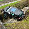 Der Wagen des 74-Jährigen im Bach. Bei dem Unfall wurde der Mann &bdquo;mittelschwer verletzt&ldquo;. Das kann bedeuten: Knochenbrüche, ...