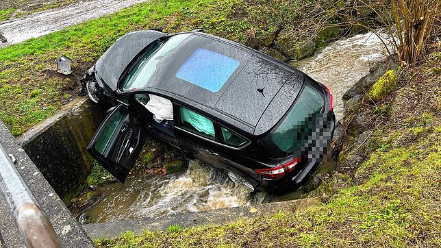 Der Wagen des 74-Jährigen im Bach. Bei dem Unfall wurde der Mann &bdquo;mittelschwer verletzt&ldquo;. Das kann bedeuten: Knochenbrüche, ...
