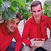 Erich (links) und Julian Pfleghaar vom gleichnamigen Obsthof in Markdorf Reute mit einer frisch gepflückten 500-Gramm-Schale Erdbeeren.