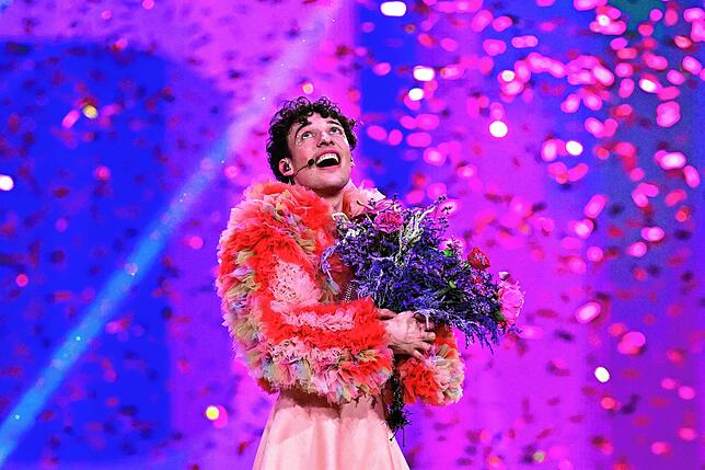 Sänger Nemo, der die Schweiz mit dem Song „The Code“ vertritt, feiert auf der Bühne seinen Sieg im Finale des 68. Eurovision Song ...