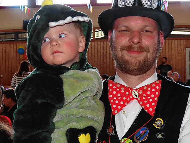 Schon die ganz Kleinen wachsen in die Fasnacht rein.
