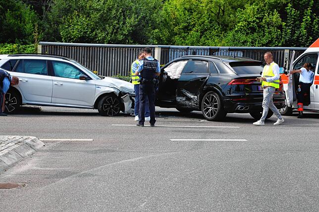 Die Unfallaufnahme am Freitag, 15. August, läuft. Laut Polizeiangaben wurden drei Personen leicht verletzt.