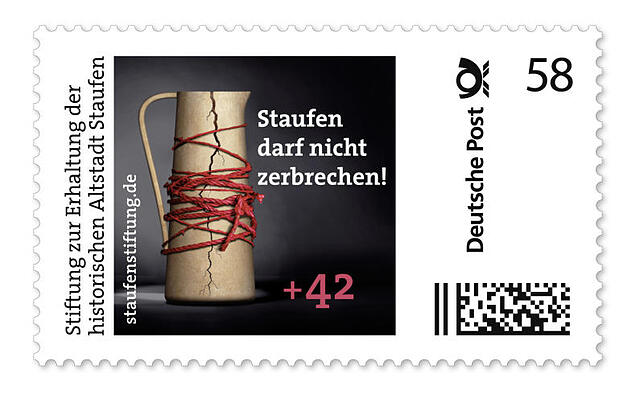 Viele Bürger spenden für die Betroffenen, deren Häuser durch die Risse schwer beschädigt wurden. Die Post gab diese Sondermarke heraus. ...