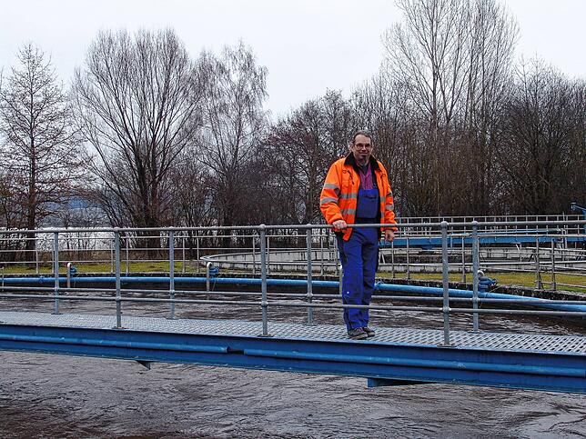 Abwassermeister Peter Godau ist für die Kläranlage im Salemer Ortsteil Buggensegel zuständig.