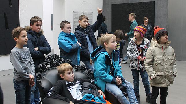 Teilnehmer des Workshops betrachten die Arbeiten von Pierre Soulages. Bild: Museum Art-Plus