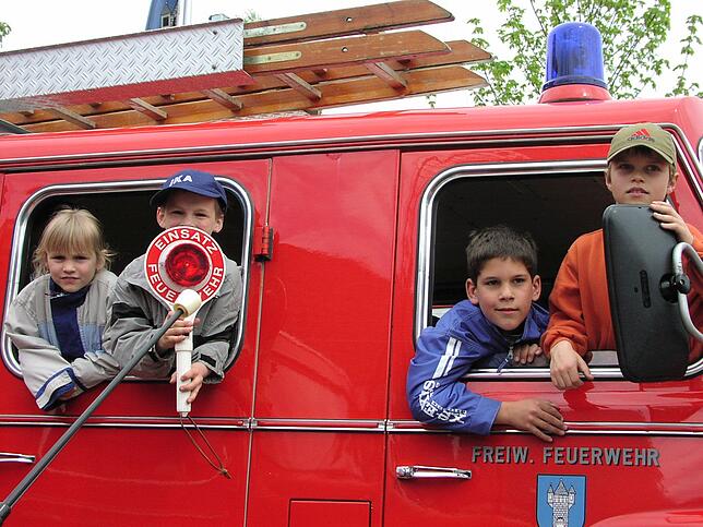 Wer als Kind einmal mit dem Feuerwehrauto fahren durfte, wird das sein Leben lang nicht vergessen. Und vielleicht einmal selbst als ...