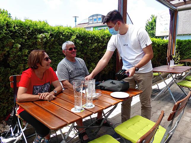 Irene und Gerhard Urbanowski genossen das Mittagessen im Biergarten des „Landgasthof Zollerstuben“ in Bermatingen, wo sie ...