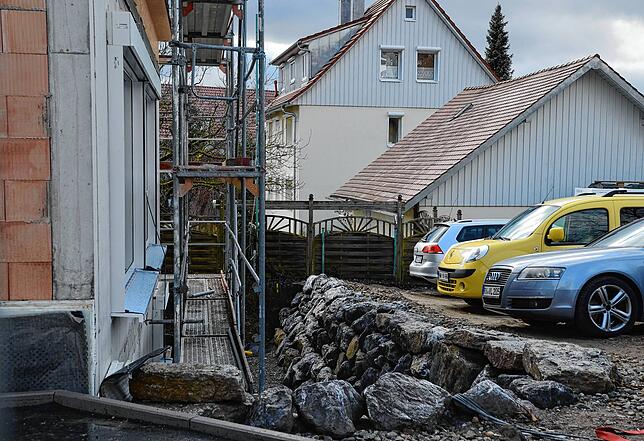Mit großen Natursteinen wird der Parkplatz bei der Kindertagesstätte St. Elisabeth befestigt.