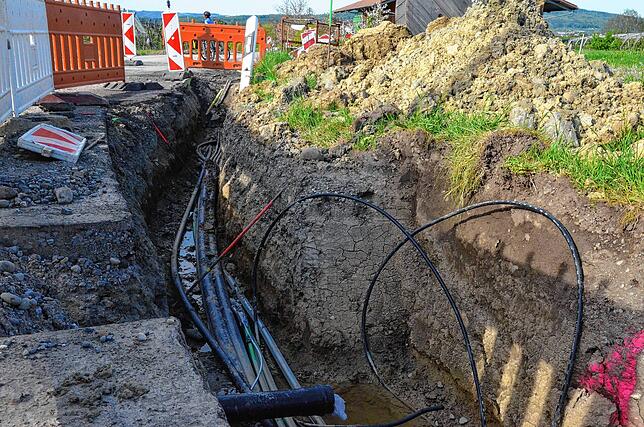 Wo der Boden ohnehin geöffnet werden muss, werden Leerrohre verlegt und die Kabel dann eingezogen.