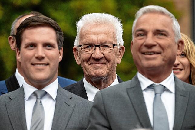 Manuel Hagel (von links), CDU-Fraktionsvorsitzender im Landtag von Baden-Württemberg, Winfried Kretschmann (Bündnis 90/Die Grünen), ...
