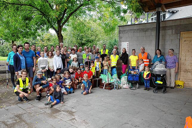 Mehr als 30 Erwachsene und eben so viele Kinder sind im Rahmen des World Cleanup Day dem Ruf der Güssel-Gruppe des Bürgernetzwerk ...