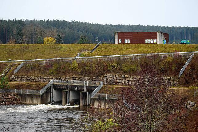 Auch wenn es noch regnet, rechnet das Landratsamt damit, dass sich die Hochwasser-Situation, hier in Wolterdingen am Rückhaltebecken, ...