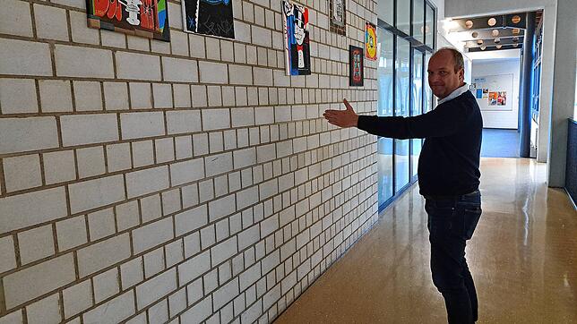 Daniel Jedlicka ist Schulleiter am Anne-Frank-Schulverbund. Hier zeigt er, bis wohin die heutigen Verwaltungsräume reichen, die künftig ...