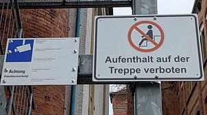 Hier wird am Hohner-Areal in Trossingen auf die Videoüberwachung hingewiesen. Am Kesselhaus trafen sich früher häufig nachts Jugendliche ...
