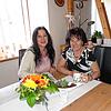 Mit Claudia Huber (rechts) hat sich SÜDKURIER-Mitarbeiterin Sigrid Schneider bei einer Tasse Kaffee unterhalten. Foto: Sigrid Schneider