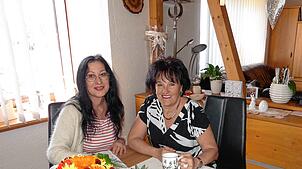 Mit Claudia Huber (rechts) hat sich SÜDKURIER-Mitarbeiterin Sigrid Schneider bei einer Tasse Kaffee unterhalten. Foto: Sigrid Schneider