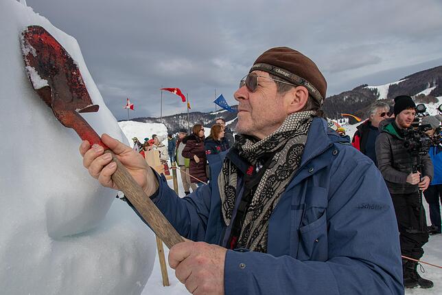 Bild 1: Eiskalte Kunst entsteht beim dritten Schneeskulpturenfestival in Bernau