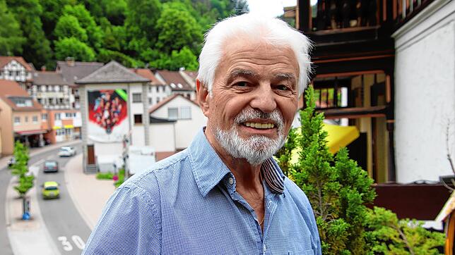 Peter Pfaff auf der Terrasse des Triberger Hotels Pfaff, in dem der 81-Jährige fast sein ganzes Leben verbracht hat. Jetzt lässt er los ...
