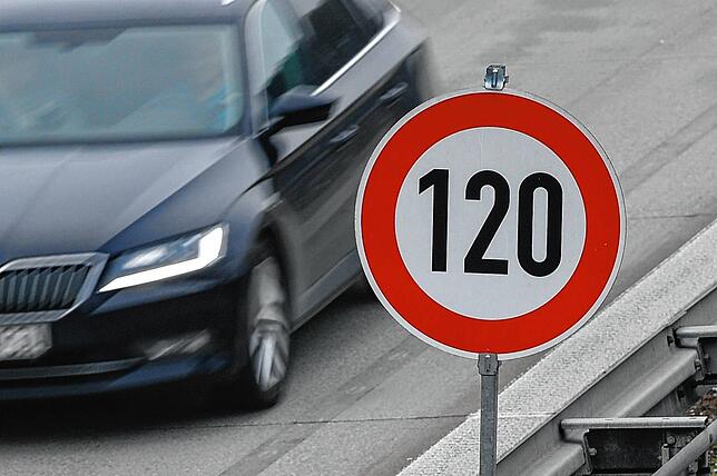 Das Tempolimit von 120 km/h auf Autobahnen gilt in der Schweiz seit 1985. In Deutschland wird gestritten.