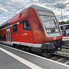 Ein Regionalexpress der Schwarzwaldbahn steht abfahrtbereit im Bahnhof Villingen Schwenningen. Was wäre, wenn er da einfach stehen bliebe?