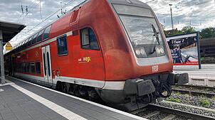 Ein Regionalexpress der Schwarzwaldbahn steht abfahrtbereit im Bahnhof Villingen Schwenningen. Was wäre, wenn er da einfach stehen bliebe?