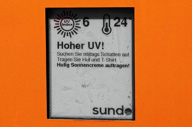 Der Sonnencreme Spender zeigt die aktuelle Außentemperatur und auch die Höhe der UV-Strahlung. Diese Anzeige ist von Freitagvormittag, ...