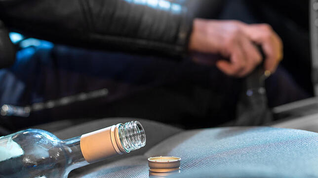 Straftat Alkohol am Steuer. Wenn der Täter so betrunken war, dass die Zurechnungsfähigkeit litt, wird der fahrlässige Alkohol-Konsum zur ...