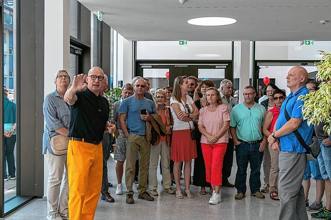 Großer Andrang: Die S4 Architekten, hier Michael Duffner, führten am Tag der Eröffnung hunderte von interessierten Besuchern durch das ...