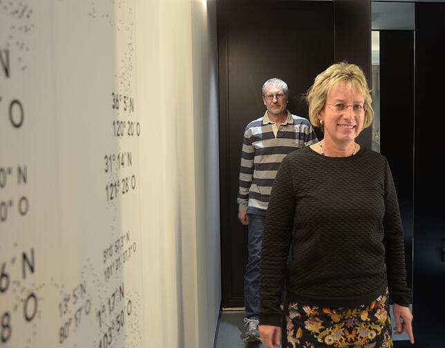 Koordinaten von den Reisewegen des Meeresbummlers schmücken dessen Innenwand.