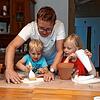 Familienprojekt Trommel: gut Kleister auf das Butterbrotpapier pinseln und ab damit auf den Tontopf.