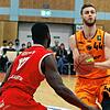 In der Vorsaison besiegte Marko Bacak (am Ball) mit den Wiha Panthers Schwenningen die Bayer Giants Leverkusen und Eddy Edigin (links). ...