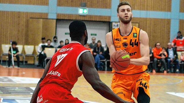 In der Vorsaison besiegte Marko Bacak (am Ball) mit den Wiha Panthers Schwenningen die Bayer Giants Leverkusen und Eddy Edigin (links). ...