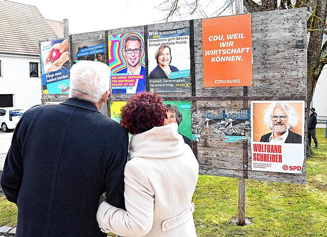 Winfried Kretschmann und seine Frau Gerlinde schauen sich nach der Stimmabgabe Wahlplakate an. Allzu viele Sorgen muss sich der ...