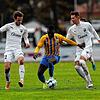 Omar Bun Ceesay vom FC Singen (Mitte) sucht und findet oft einen Weg zwischen Magnus Hettich (links) und Lorenz Spiegelhalter (beide FC ...