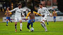 Omar Bun Ceesay vom FC Singen (Mitte) sucht und findet oft einen Weg zwischen Magnus Hettich (links) und Lorenz Spiegelhalter (beide FC ...