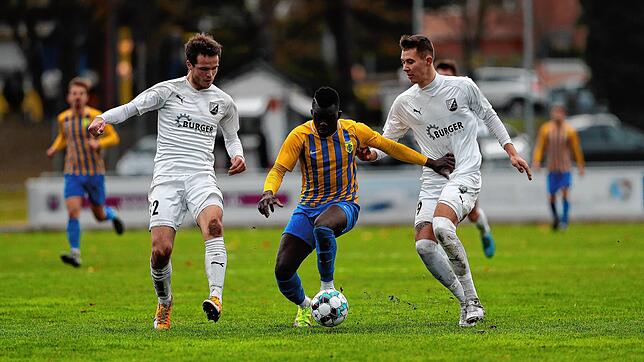 Omar Bun Ceesay vom FC Singen (Mitte) sucht und findet oft einen Weg zwischen Magnus Hettich (links) und Lorenz Spiegelhalter (beide FC ...