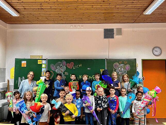 Die Grundschule Wollmatingen präsentiert ihre Erstklässler der Klasse 1b, zusammen mit der Klassenlehrerin Frau Katharina Hemp.