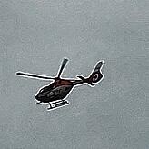 Rettungshubschrauber Christoph 45 beim Anflug auf die vermeintliche Absturzstelle des Gleitschirmfliegers.