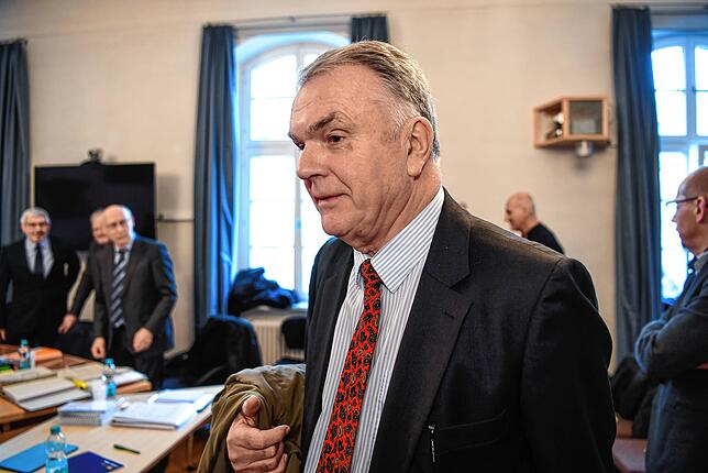 Albrecht Graf von Brandenstein-Zeppelin kommt in den Saal des Verwaltungsgerichts vor Beginn des Prozesses um die Zeppelin-Stiftung, den ...