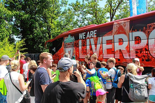Bild 19: Fans warten vor dem Strandbad Bodman auf den FC Liverpool