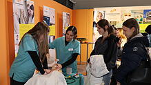 Jasmin Kaltenhauser und Vivien Milonovic, Auszubildende im Schwarzwald-Baar-Klinikum, zeigen auf der Jobs for Future Schülerinnen an ...