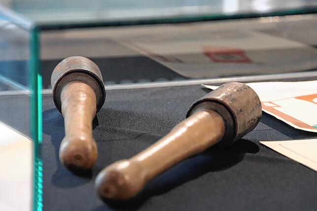 Ein Ausstellungsstück in der neuen Sonderausstellung im Stadtmuseum: Handgranatenattrappen für den Sportunterricht.