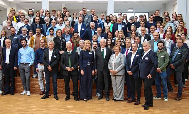 Abschließendes Gruppenbild mit allen Beteiligten.